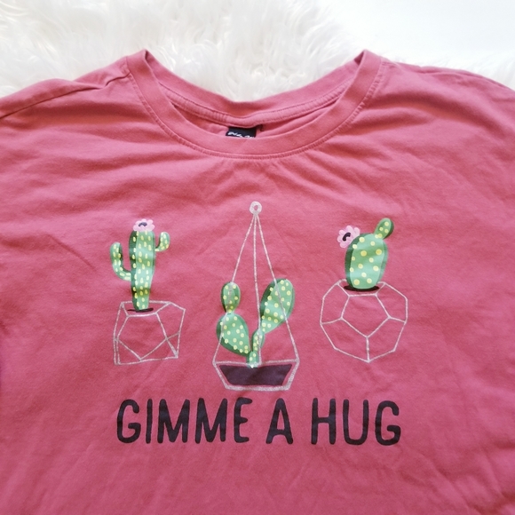 Vibe N' gimme a hug cactus cotton crop tshirt - Picture 3 of 6